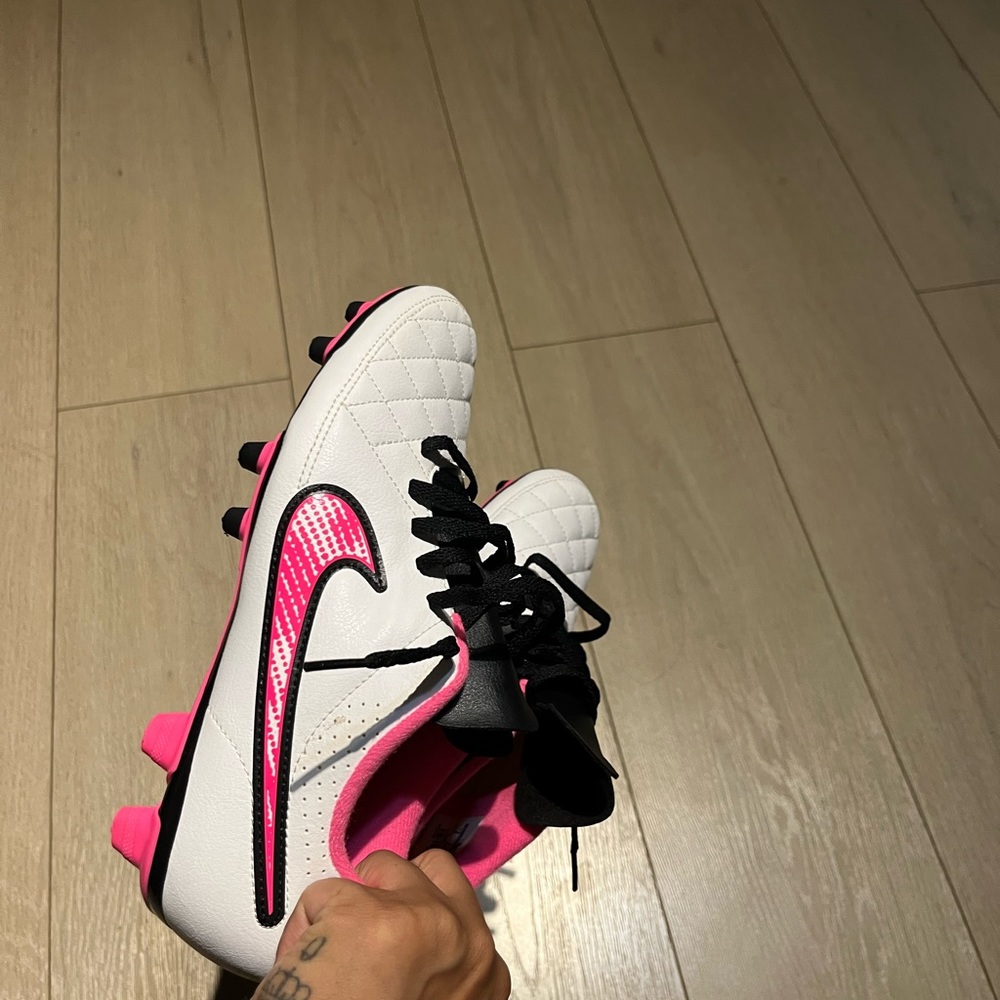 Nike size 8 Wemon cleats